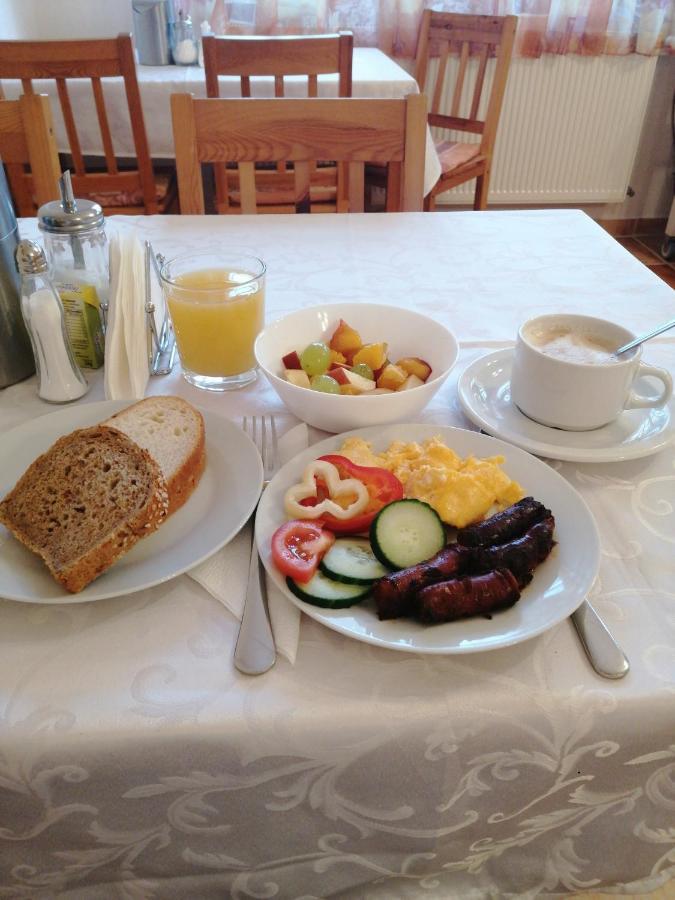 Karpatia Panzio Bed & Breakfast Esztergom Ngoại thất bức ảnh